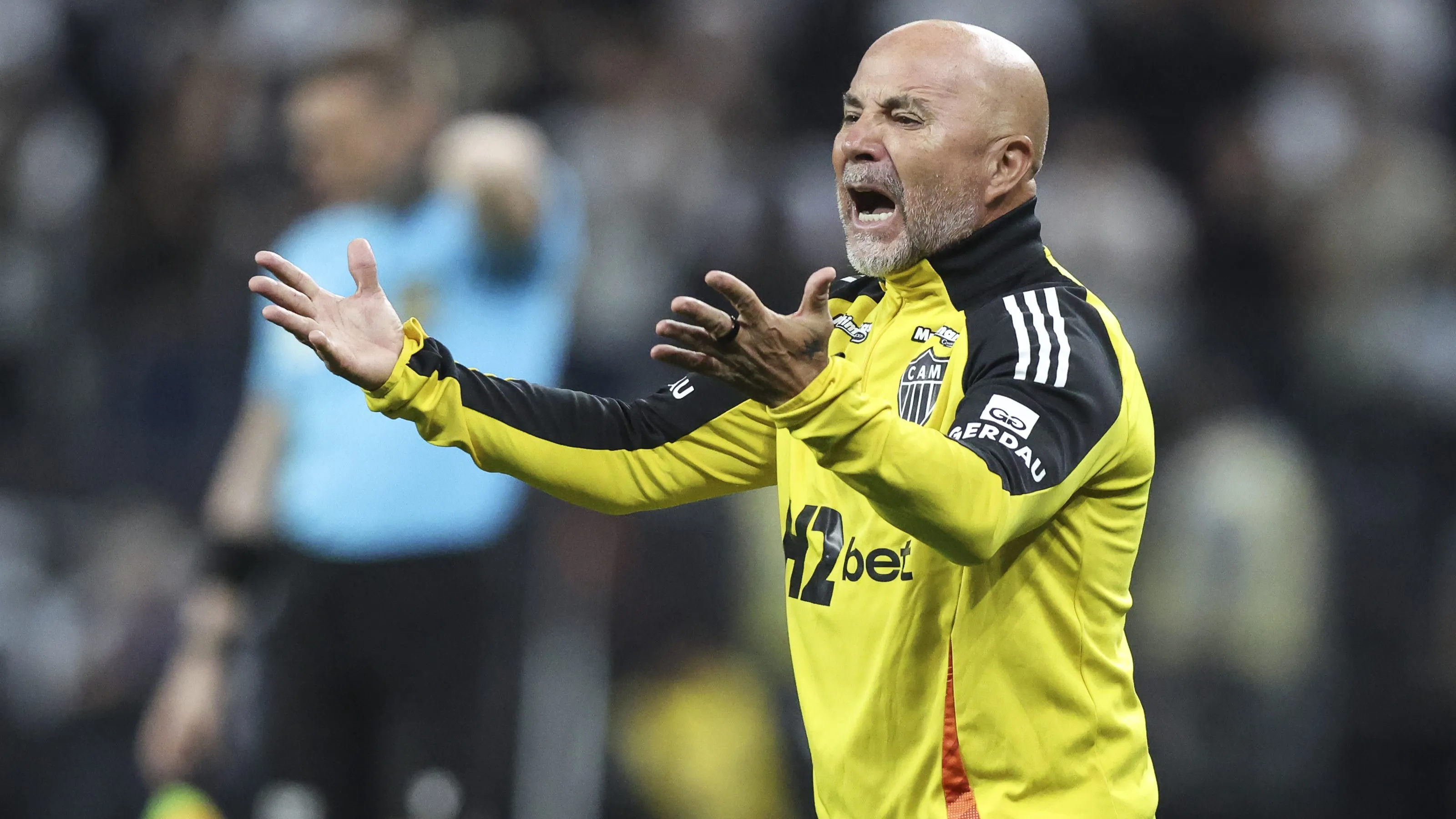 Jorge Sampoli, de casaco amarelo, em jogo do Atlético-MG. Foto: Alexandre Schneider/Getty Images