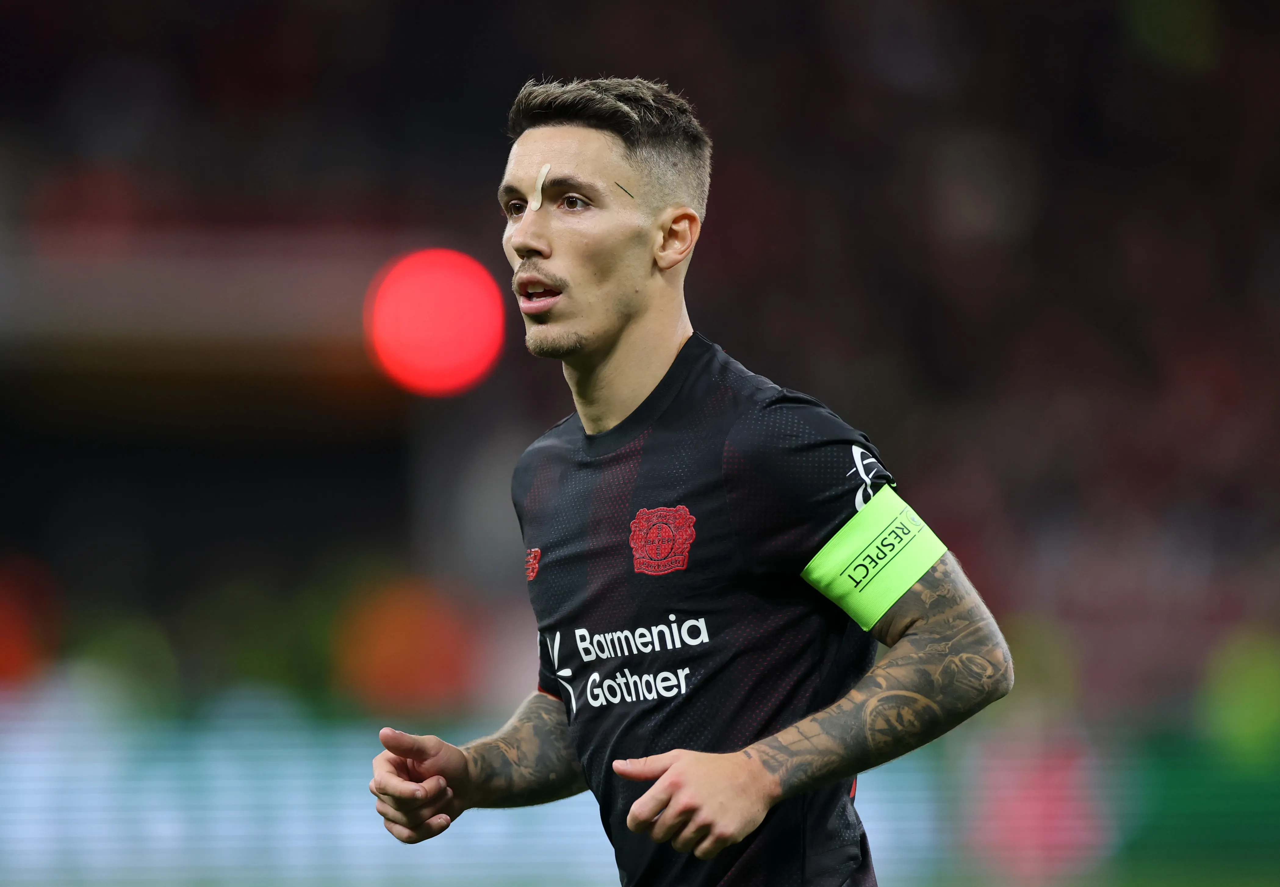 Alex Grimaldo, do Bayer Leverkusen é um dos principais nomes do elenco do time alemão e já revelou ter um sonho de defender as cores do Barcelona (Foto: Alex Grimm/Getty Images)