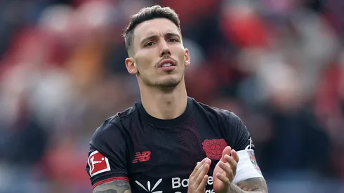 Álex Grimaldo, do Bayer Leverkusen, é um alvo do Barcelona e que já comentou ter sonho de defender o clube (Foto: Lars Baron/Getty Images)