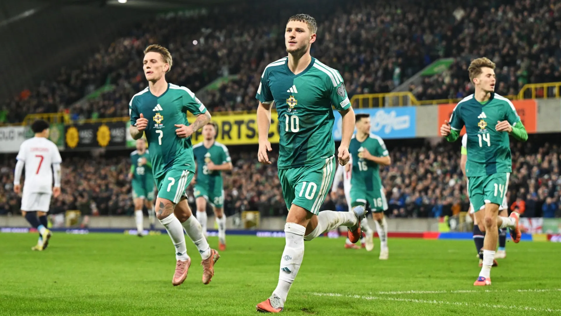 Jogadores da Irlanda do Norte comemoram gol durante partida pelas eliminatórias da Copa do Mundo. Foto: Charles McQuillan/Getty Images
