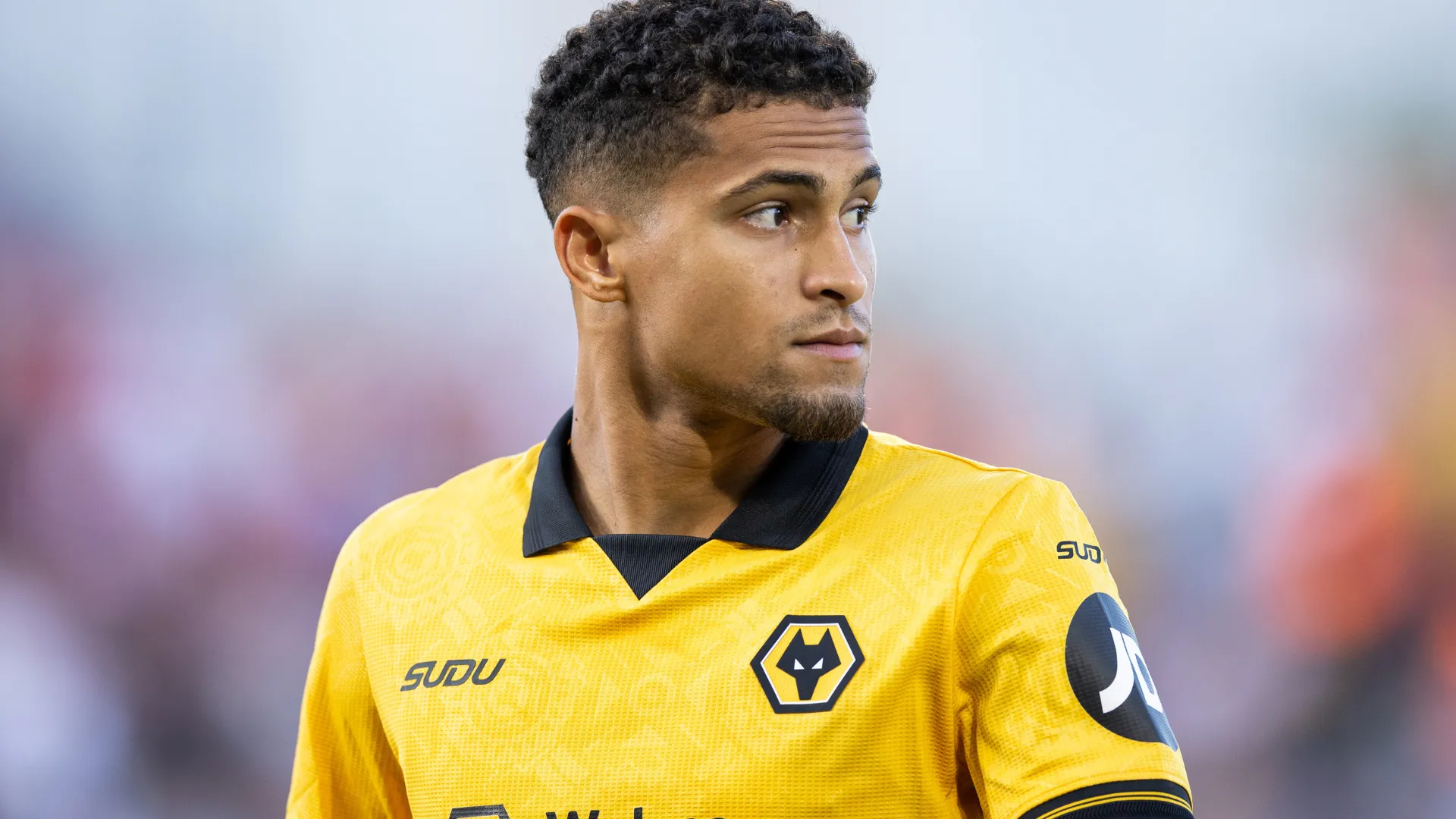 João Gomes olhando para o lado durante um jogo do Wolverhampton