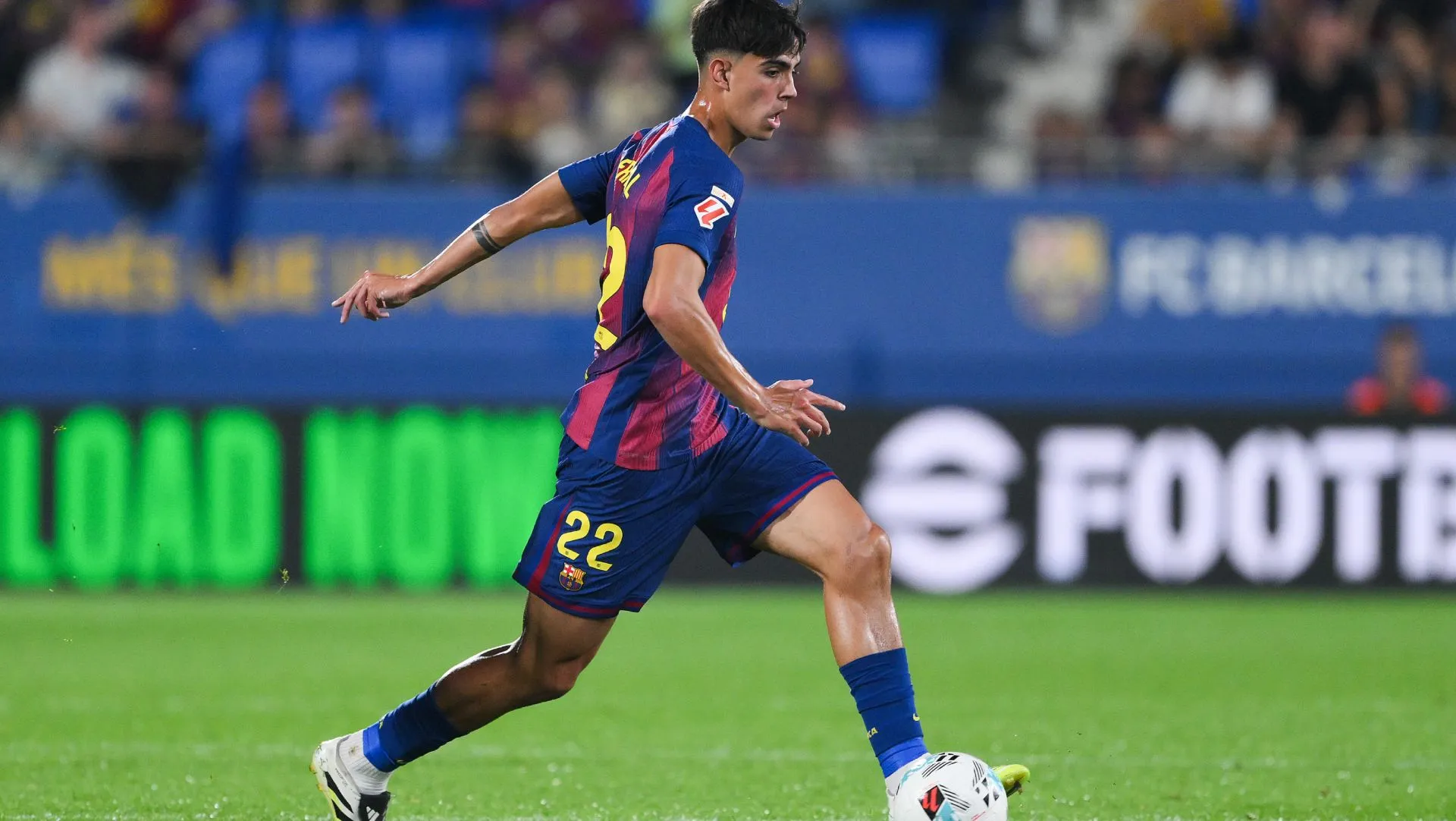 Marc Bernal corre com a bola durante partida da LaLiga. Foto: David Ramos/Getty Images