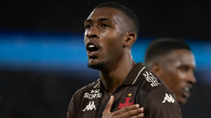 Rayan em jogo do Vasco. (Foto: Jorge Rodrigues/AGIF)