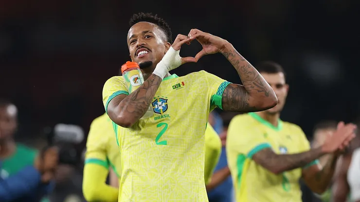 Militão faz coração com as mãos após jogo da Seleção Brasileira.