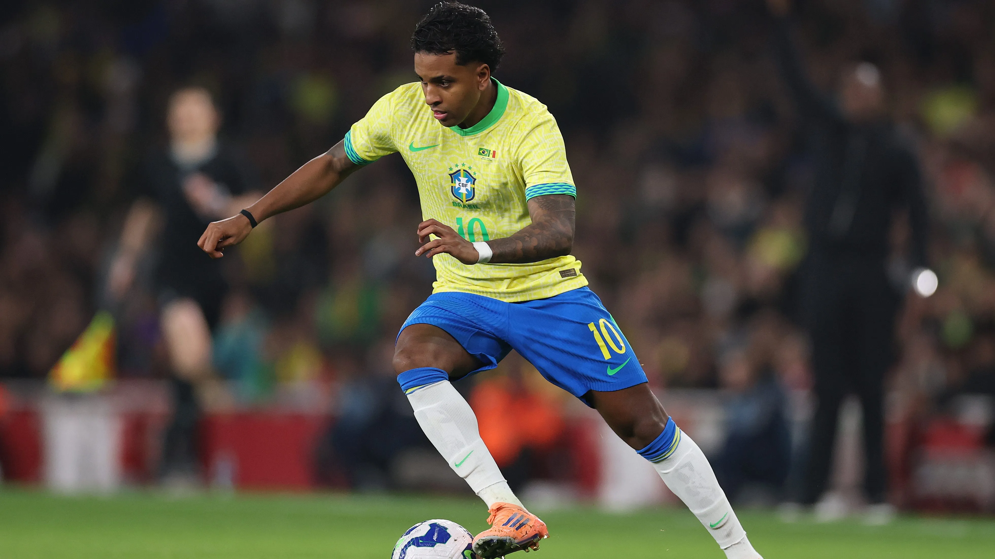Rodrygo com camisa amarela da Seleção Brasileira. Foto: Ryan Pierse/Getty Images