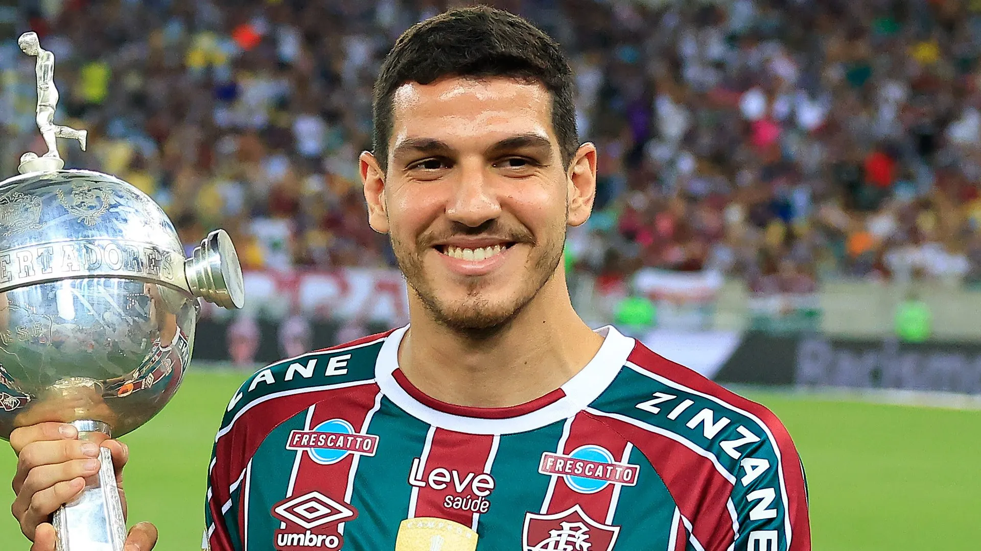 Nino sorrindo com a taça da Libertadores, conquistada pelo Fluminense