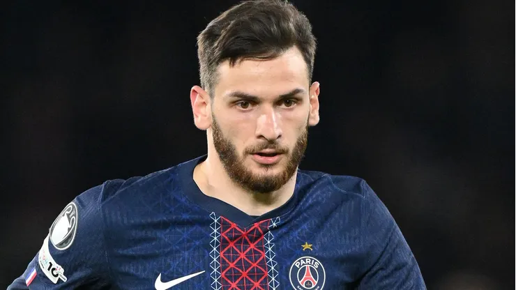 Kvaratskhelia em campo com o PSG (Foto: Stuart Franklin/Getty Images)