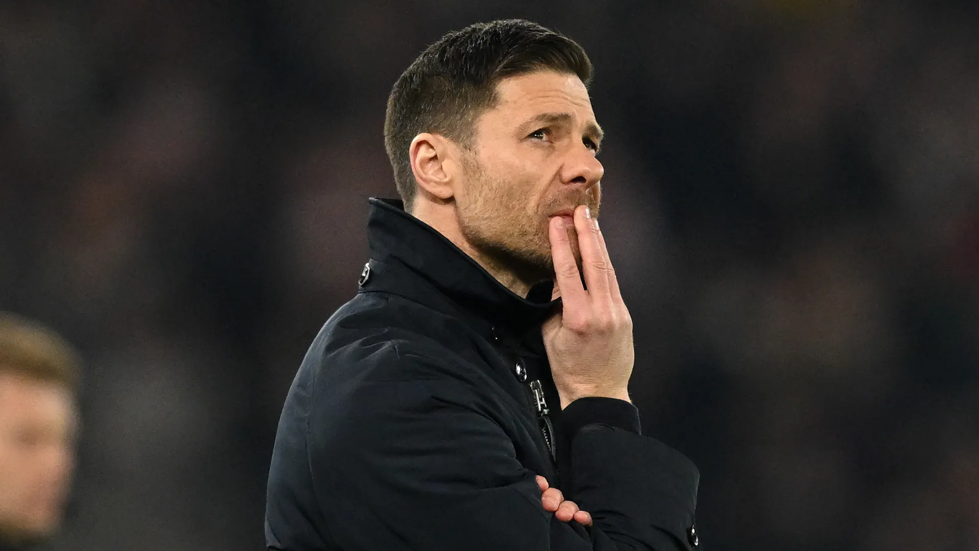 Xabi Alonso com a mão na cabeça durante jogo do Bayer Leverkusen