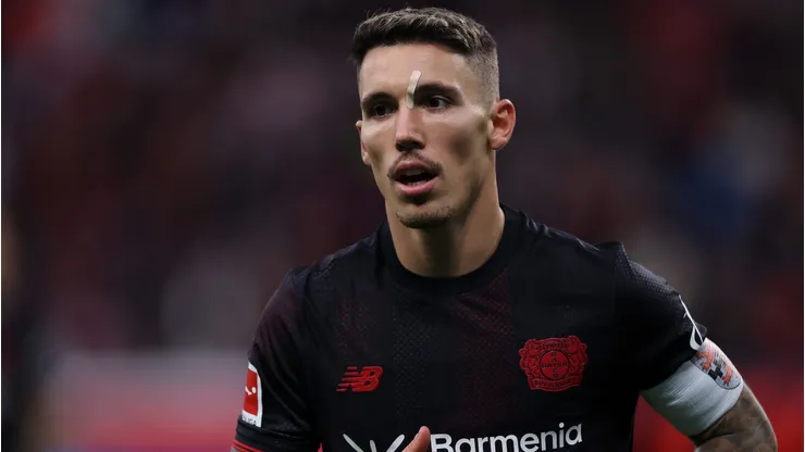 Alex Grimaldo do Bayer Leverkusen é um grande alvo do Barcelona e clube espanhol pode ter caminho livre (Foto: Dean Mouhtaropoulos/Getty Images)