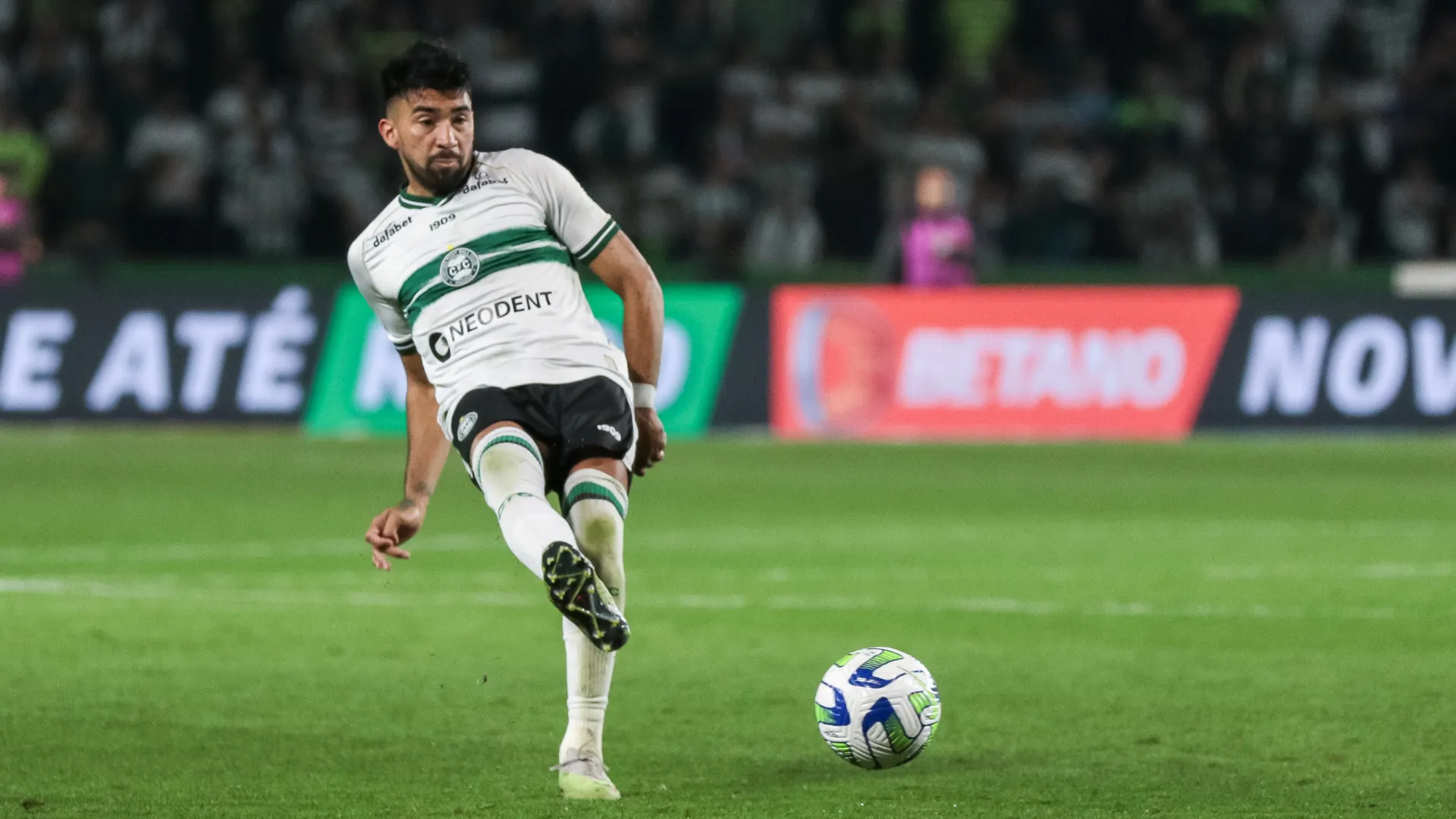 Marcelino Moreno pelo Coritiba.  (Foto: Robson Mafra/AGIF)