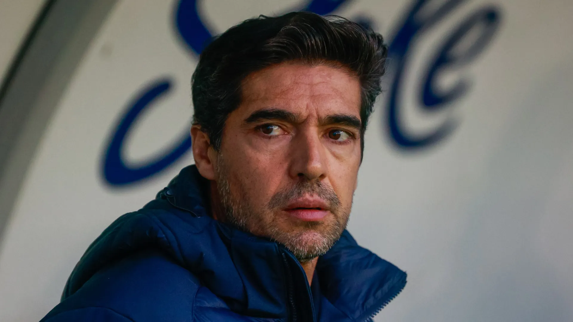Abel Ferreira olha para o lado durante partida pelo Palmeiras