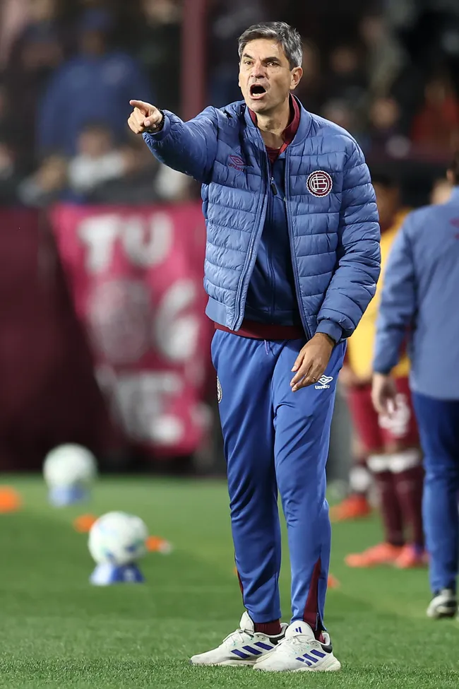 Mauricio Pellegrino, técnico do Lanus, reage durante a partida de segunda mão da semifinal da Copa CONMEBOL Sul-Americana 2025 entre Lanus e Universidad de Chile no Estádio Ciudad de Lanús Néstor Díaz Pérez em 30 de outubro de 2025 em Buenos Aires, Argentina. (Foto de Alejandro Pagni/Getty Images)