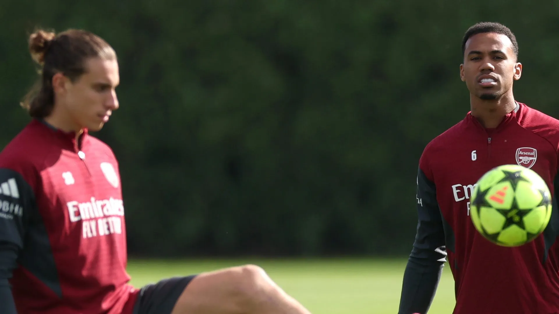Gabriel, do Arsenal, observa enquanto o companheiro Riccardo Calafiori domina a bola durante um treino no Sobha Realty Training Centre, em 30 de setembro de 2025, em London Colney, Inglaterra. (Foto de Alex Pantling/Getty Images)