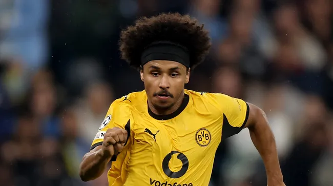 Adeyemi correndo com a bola em jogo do Borussia Dortmund