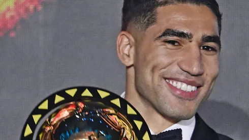 Com 11 gols e 16 assistências, Hakimi encerra jejum de defensores e conquista o Prêmio CAF 2025 após liderar triplete do PSG. Foto: Reprodução /Twitter PSG