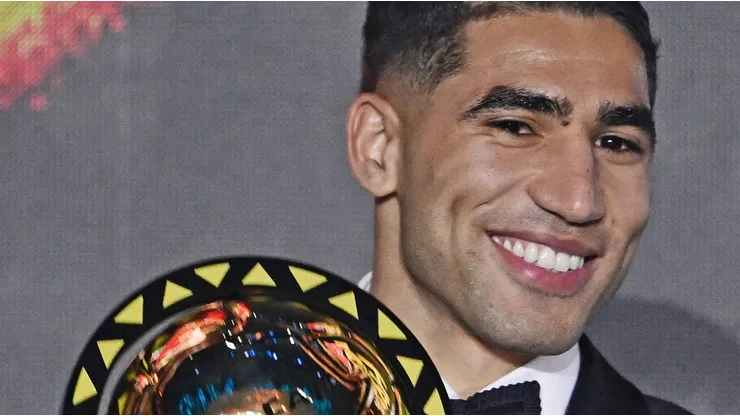 Com 11 gols e 16 assistências, Hakimi encerra jejum de defensores e conquista o Prêmio CAF 2025 após liderar triplete do PSG. Foto: Reprodução /Twitter PSG