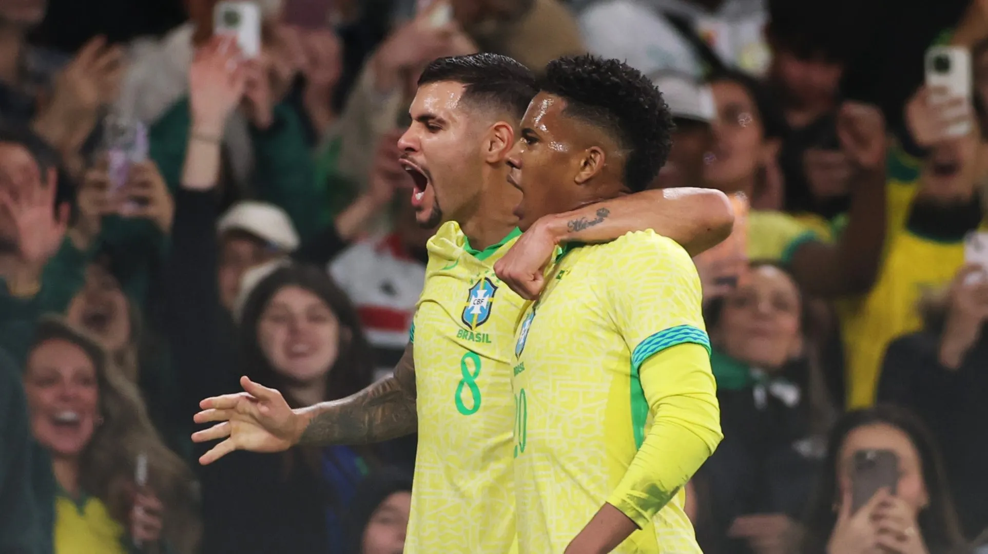 Estêvão, do Brasil, comemora com o companheiro Bruno Guimarães após marcar o primeiro gol da equipe durante o amistoso internacional entre Brasil e Senegal no Emirates Stadium, em 15 de novembro de 2025, em Londres, Inglaterra. (Foto: Ryan Pierse/Getty Images)