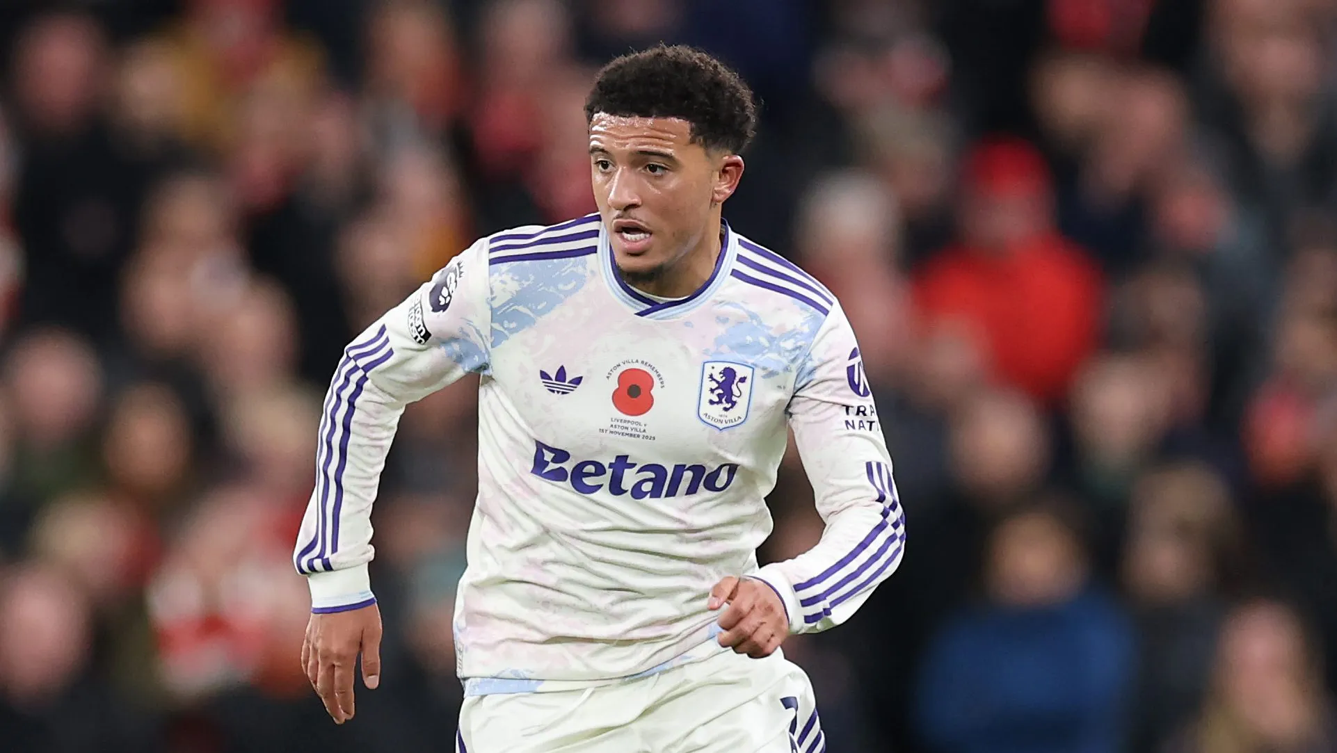 Sancho, do Manchester United, correndo em campo pelo Aston Villa