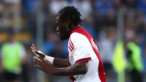 Ajax negocia renovação de Jorthy Mokio, mas zagueiro estuda saída; Manchester United surge como principal interessado em projeto com minutos garantidos. (Foto: Marco Luzzani/Getty Images)
