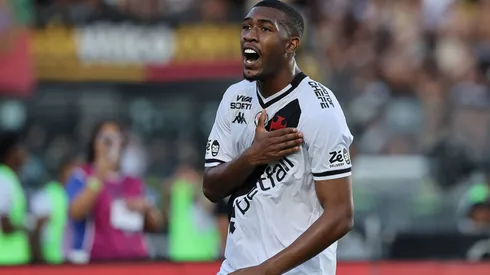 Rayan, jogador do Vasco comemorando após marcar em jogo do Brasileirão – (Wagner Meier/Getty Images)