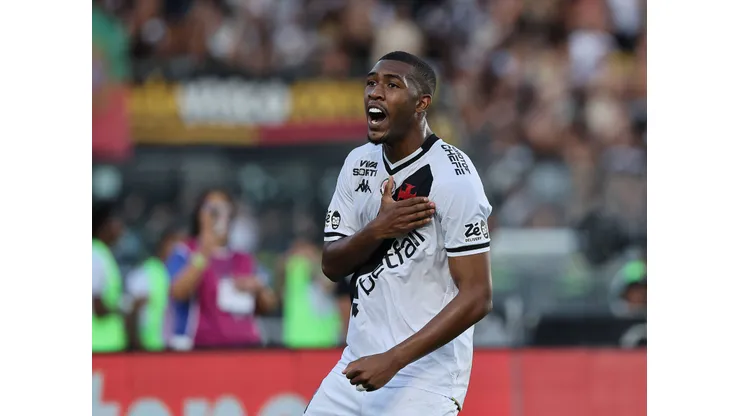 Rayan, jogador do Vasco comemorando após marcar em jogo do Brasileirão - (Wagner Meier/Getty Images)