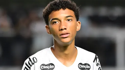 Por que Robinho Jr chama a atenção do futebol europeu mesmo como reserva no Santos. Foto: Jota Erre/AGIF