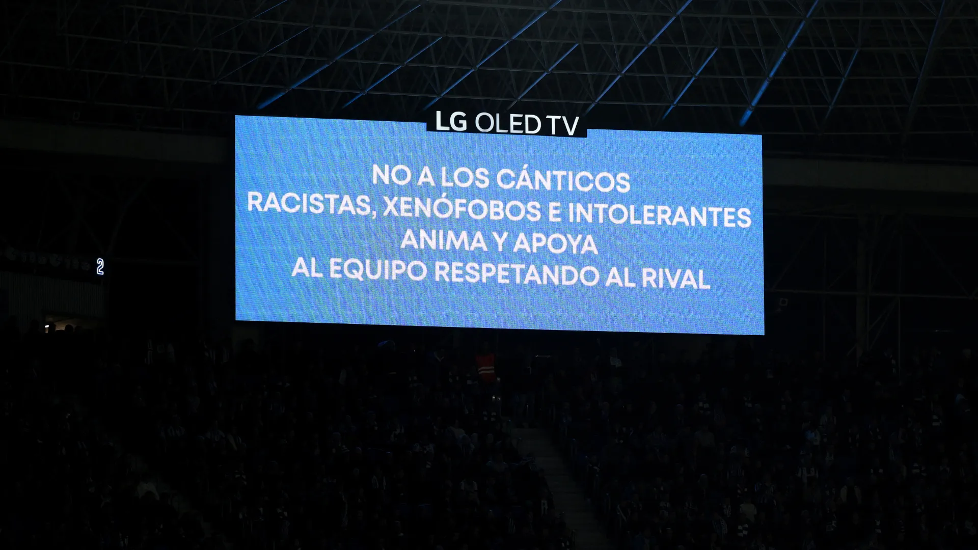Telão exibe mensagem contra preconceito durante partida 