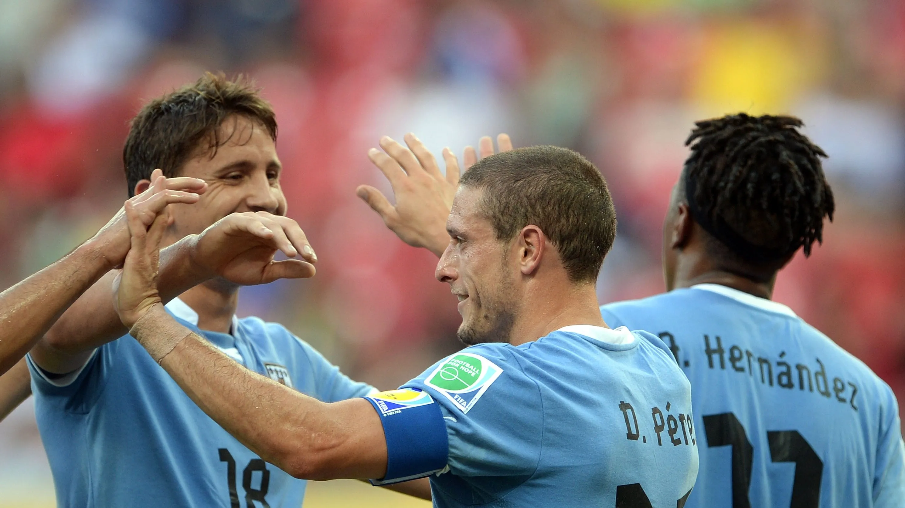 Abel Hernández (de costas): atacante passou pela seleção do Uruguai (Foto: Michael Regan/Getty Images)
