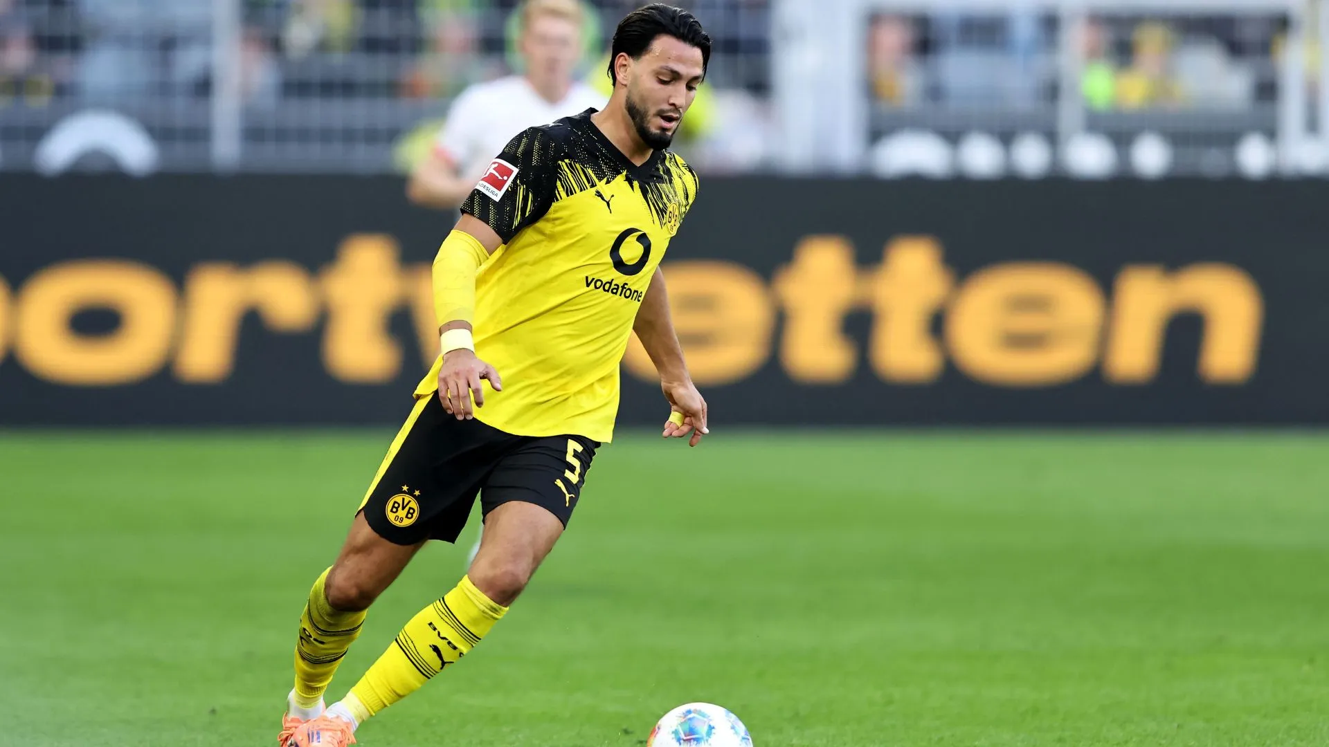 Bensebaini será escalado para o jogo entre Borussia Dortmund e Stuttgart? (foto: Christof Koepsel/Getty Images)