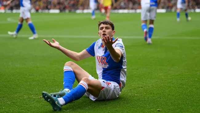 Owen Beck reage durante partida do Sky Bet Championship. Foto: Jaimi Joy/Getty Images