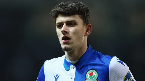 Owen Beck sofre nova lesão e retorna ao Liverpool. Foto: Matt McNulty/Getty Images