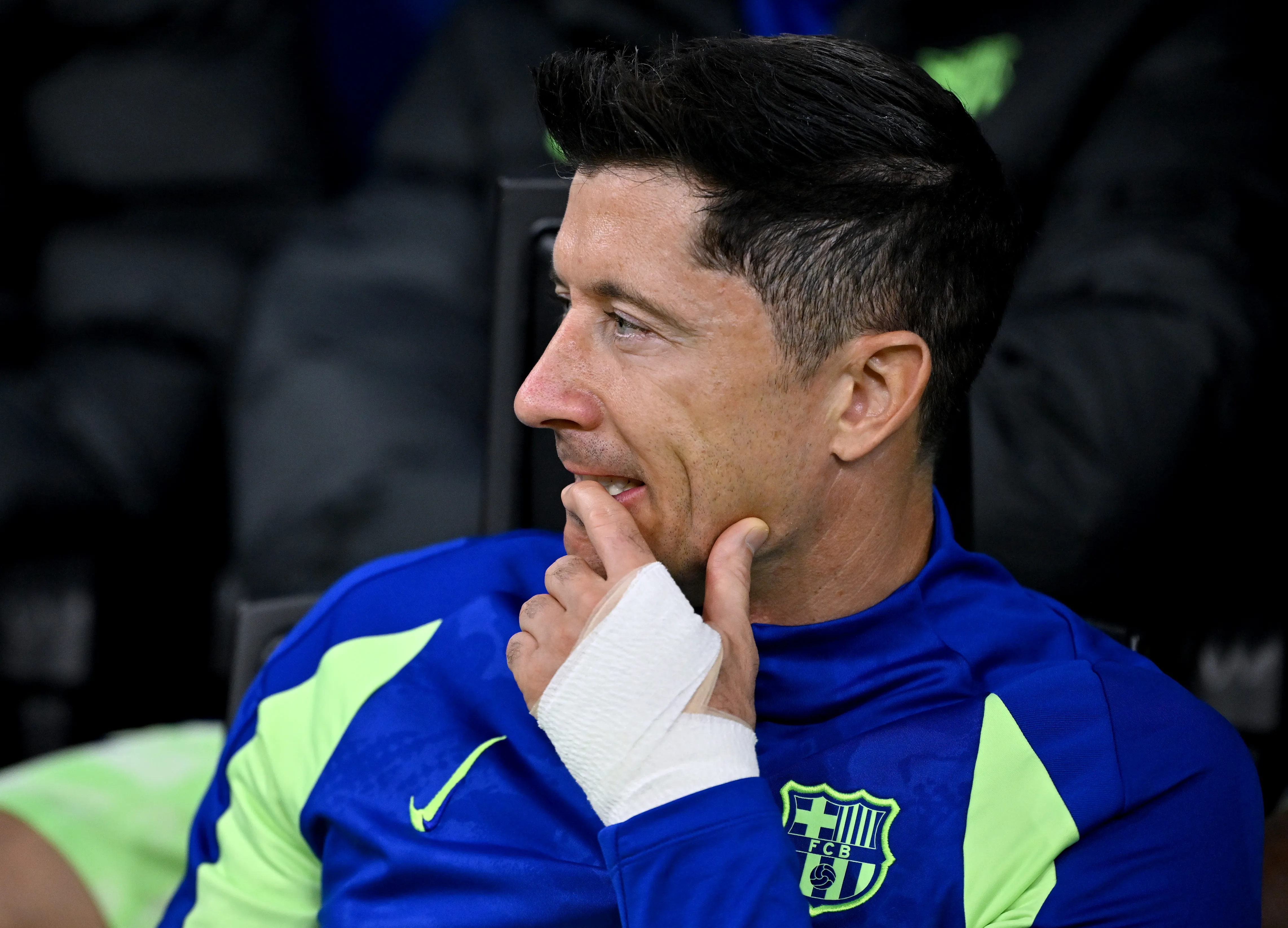 Robert Lewandowski, do FC Barcelona, observa do banco de reservas antes da partida de volta da semifinal da UEFA Champions League 2024/25 entre FC Internazionale Milano e FC Barcelona, no Estádio Giuseppe Meazza, em 6 de maio de 2025, em Milão, Itália. (Foto: Dan Mullan/Getty Images)