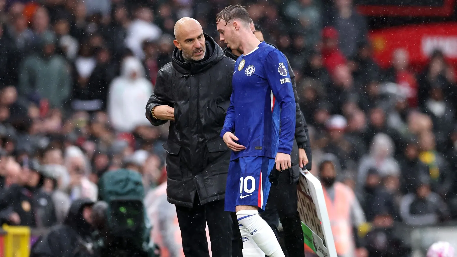 O técnico do Chelsea, Enzo Maresca (à esquerda), confirmou que Palmer está fora dos jogos contra Barcelona e Arsenal (foto: Alex Livesey/Getty Images)