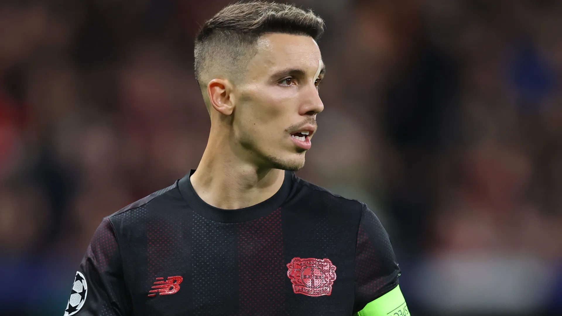 Grimaldo aparece olhando para o lado durante uma partida do Bayer Leverkusen