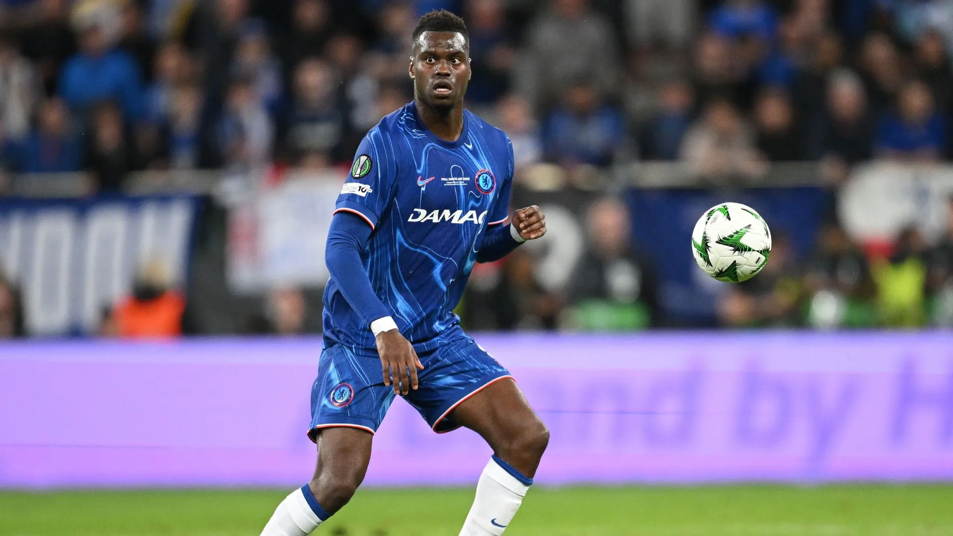 Badiashile tem chances de ser relacionado para o jogo entre Burnley e Chelsea (foto: Stuart Franklin/Getty Images)