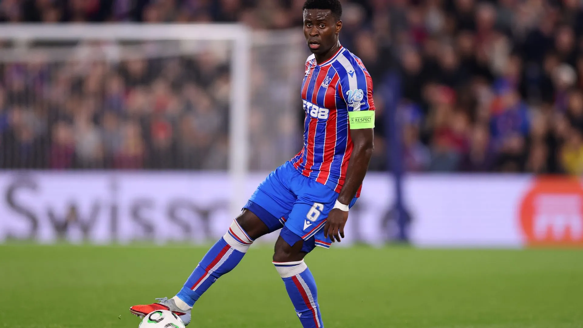 Marc Guehi controla a bola durante a partida da Liga da Conferência. Foto: Ryan Pierse/Getty Images
