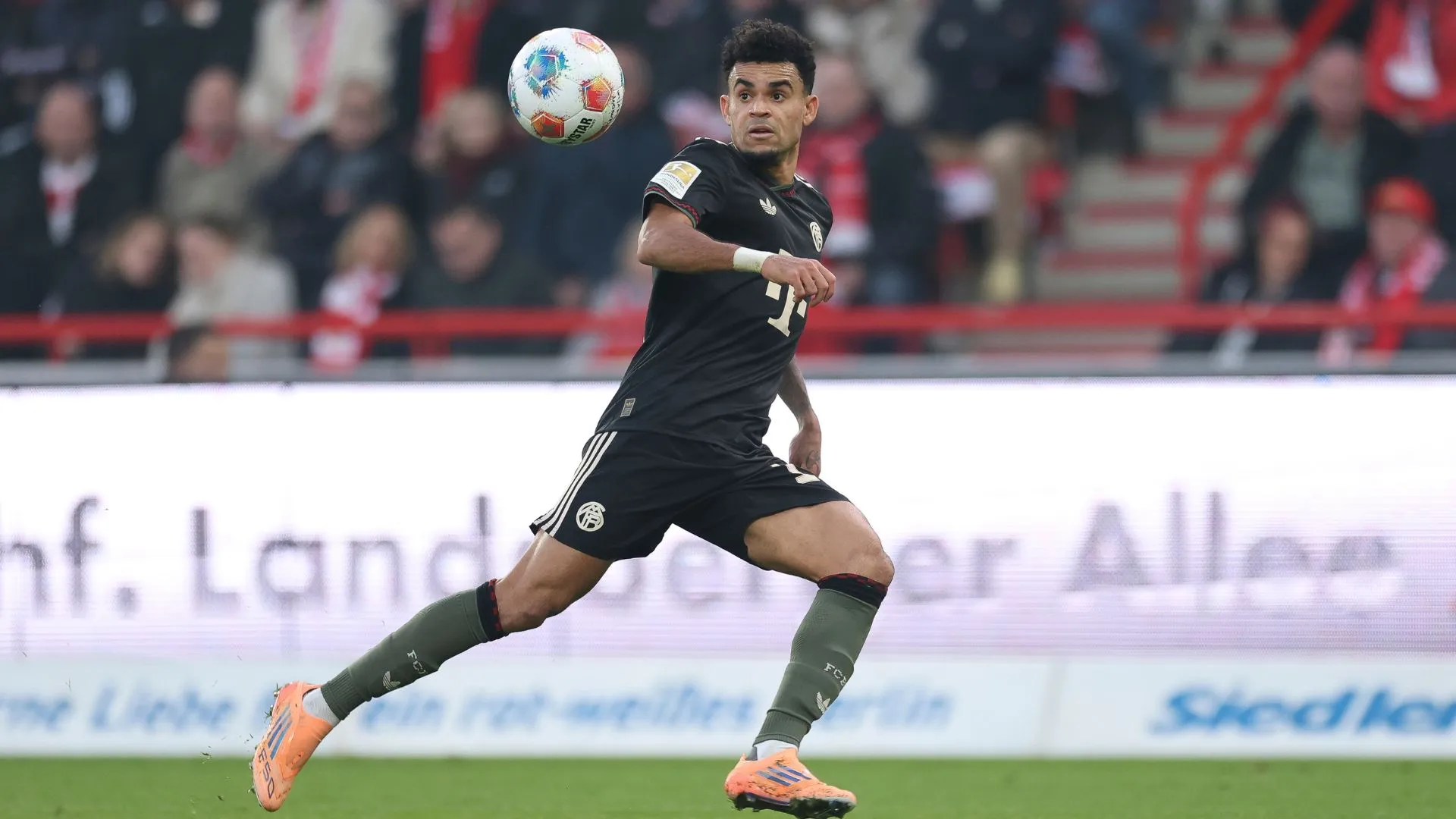 Luis Díaz desfalca o Bayern de Munique contra o Arsenal (foto: Maja Hitij/Getty Images)