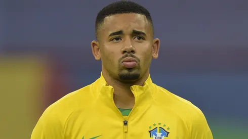 Gabriel Jesus com a camisa da Seleção Brasileira, comentou sobre as críticas que sofreu e a concorrência no time (Foto: Pedro Vilela/Getty Images)