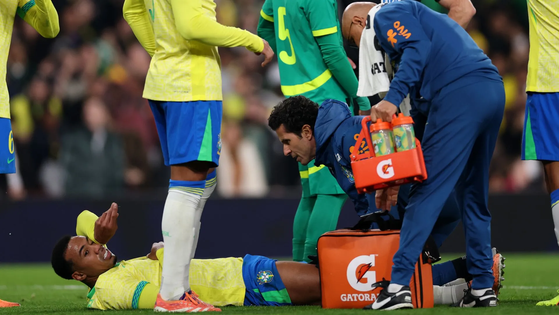 Gabriel Magalhães cai lesionado durante o Amistoso Internacional. Foto: Ryan Pierse/Getty Images