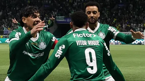 Jogadores do Palmeiras comemoram gol