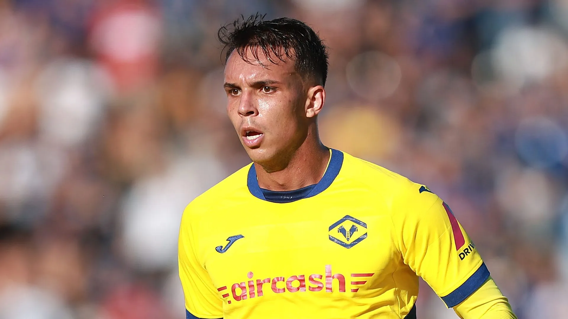 Giovane em campo com a camisa amarela do Hellas Verona