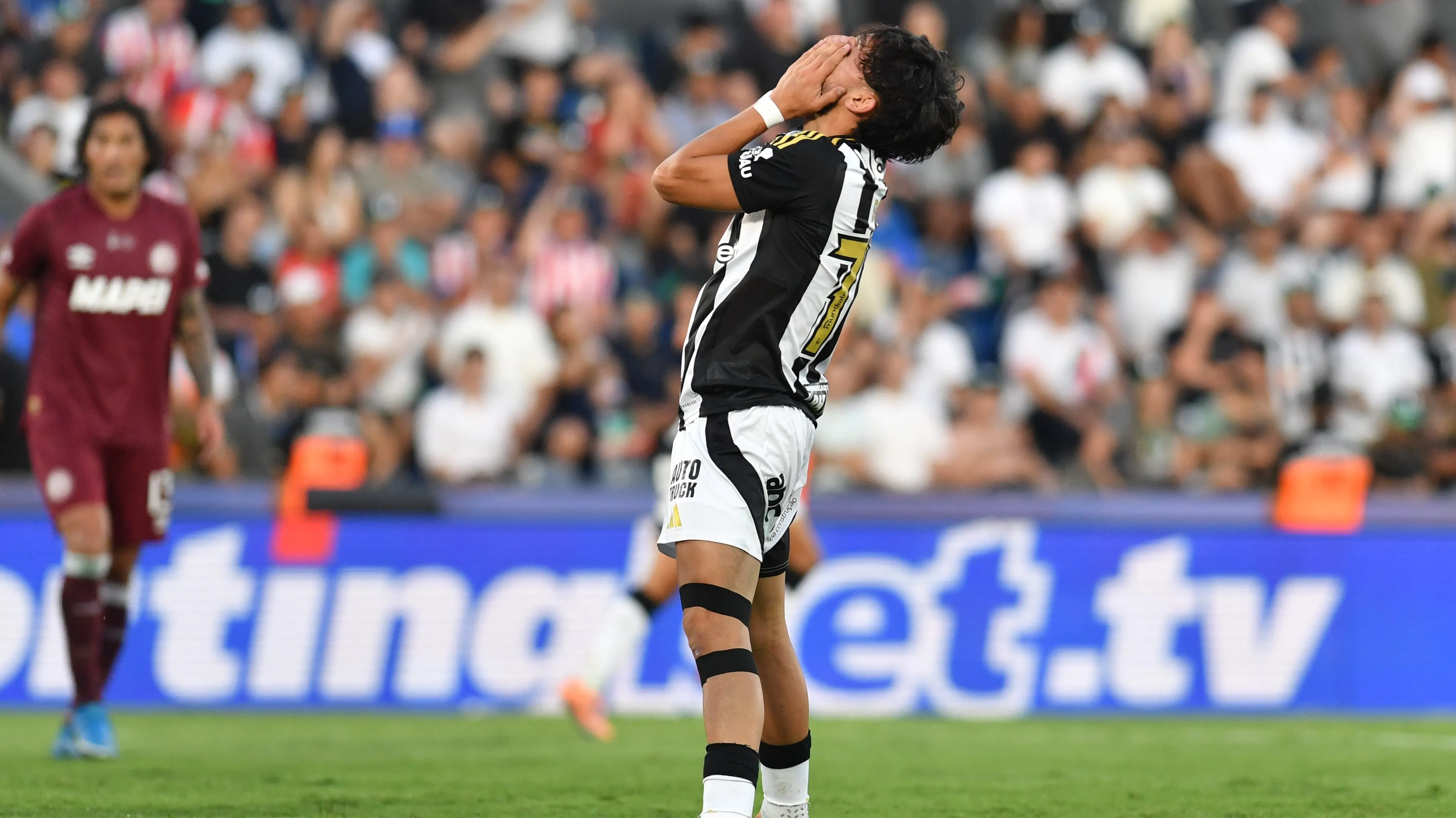 Biel lamentando após perder gol pelo Atlético. Foto: Christian Alvarenga/Getty Images
