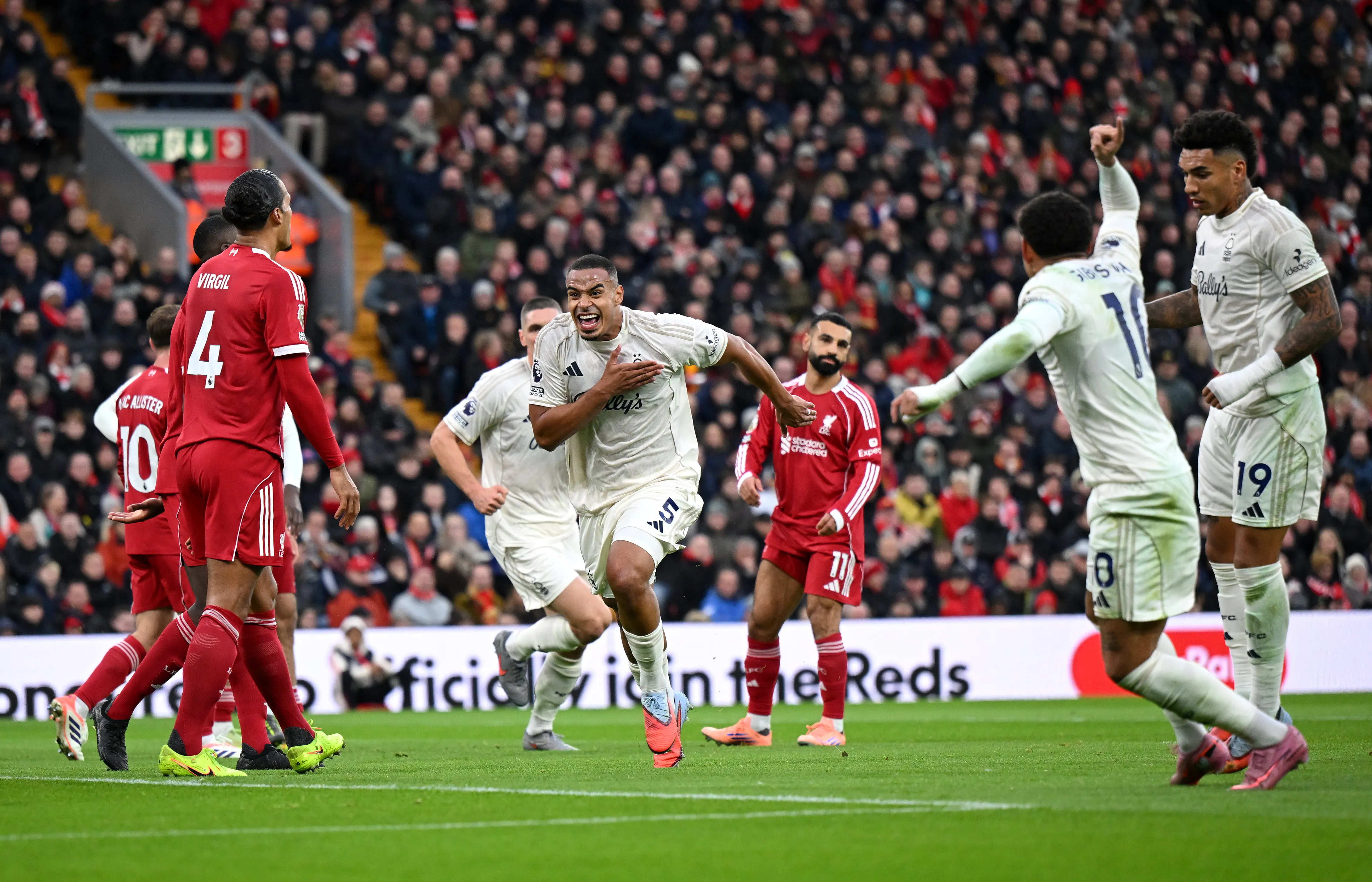 Murillo marca contra o Liverpool. Foto: Shaun Botterill/Getty Images