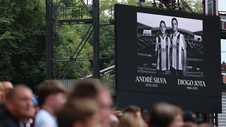 Diogo Jota e o irmão, André Silva, foram homenageados pelo Real Madrid