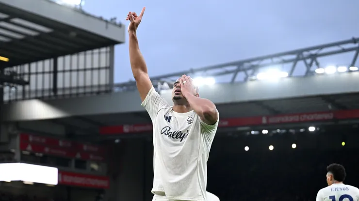 Murillo marca pelo Forest em Anfield, contra o Liverpool. (Foto: Shaun Botterill/Getty Images)