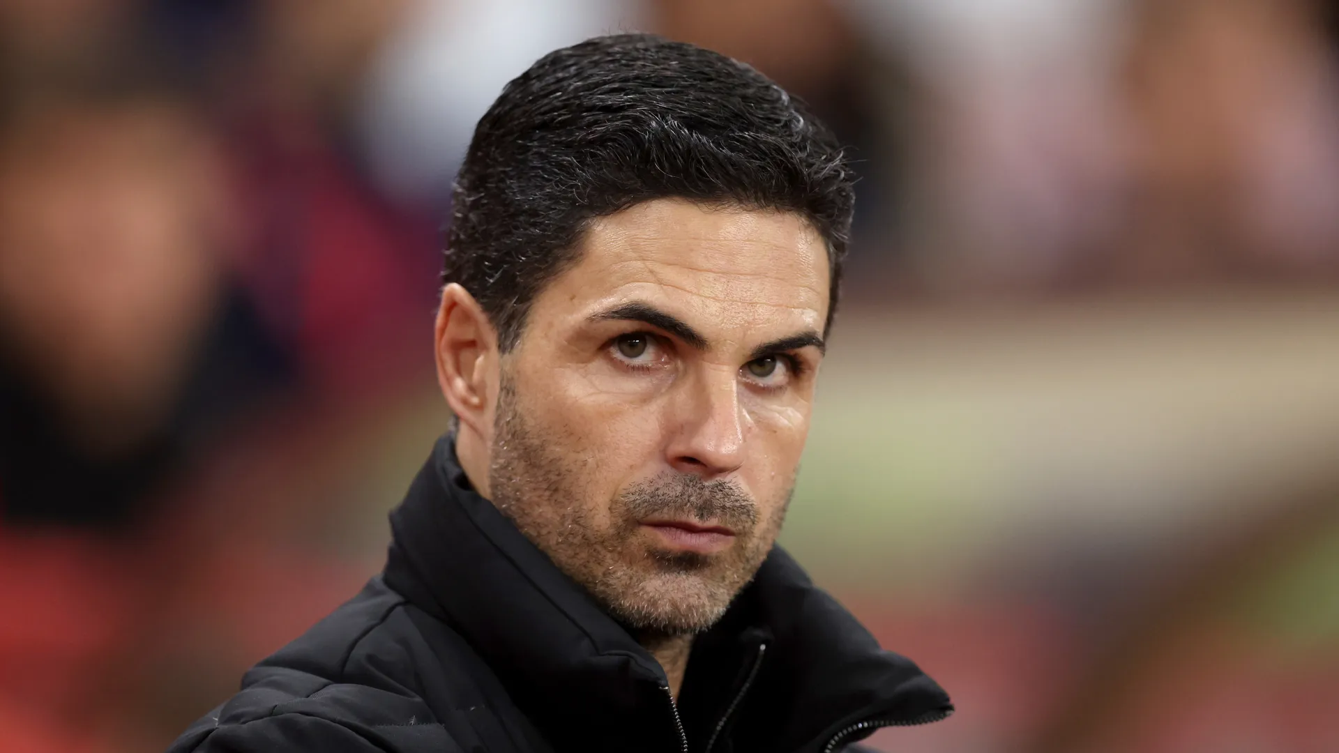 Mikel Arteta com olhar sério durante jogo do Arsenal