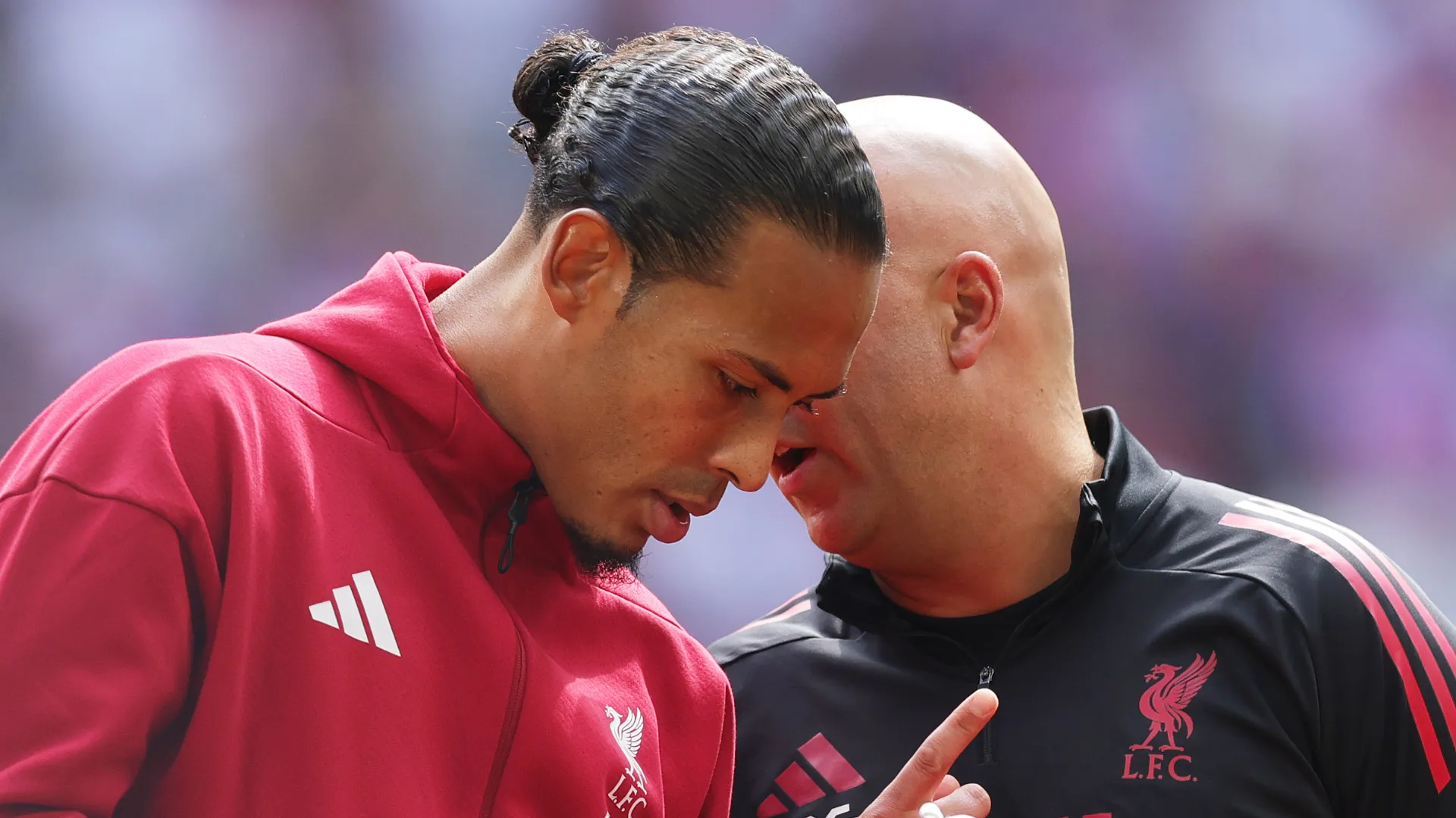 Virgil van Dijk e Arne Slot conversando antes de jogo do Liverpool