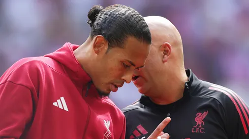 Virgil van Dijk e Arne Slot. (Foto: Julian Finney/Getty Images)