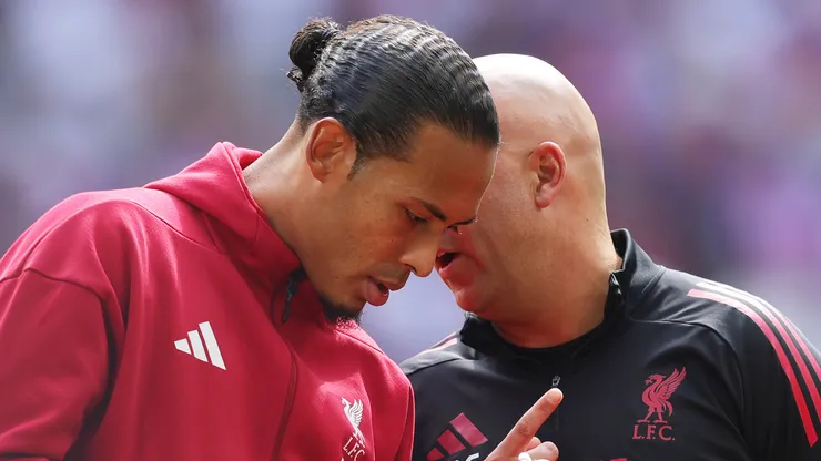 Virgil van Dijk e Arne Slot. (Foto: Julian Finney/Getty Images)