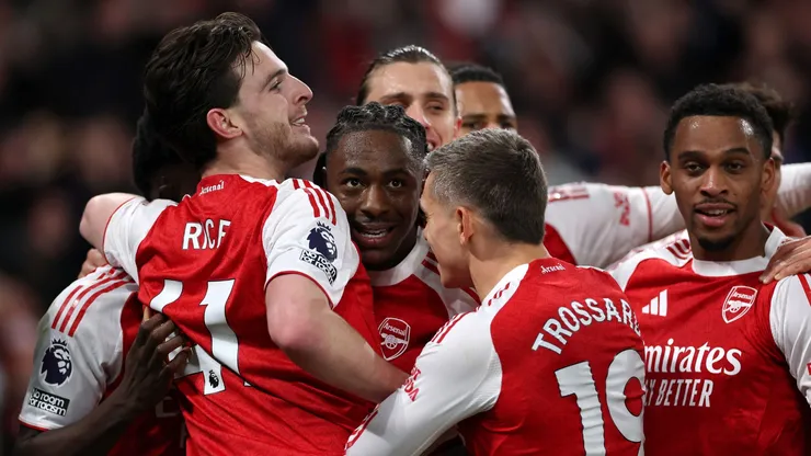 Eze (centro) fez a diferença no clássico entre Arsenal e Tottenham